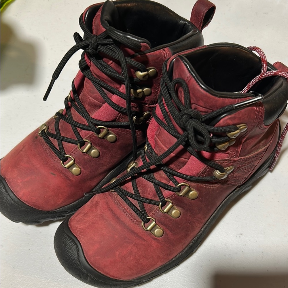 Keen Red and Black Ankle Boots with Sturdy Design